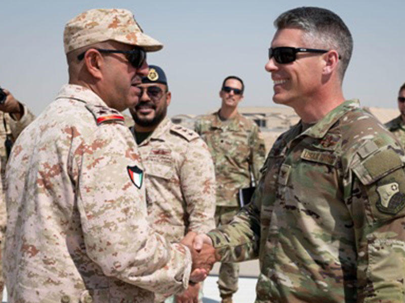 مصافحة بين اللواء القحطاني والعقيد جورج بوخ جونيور