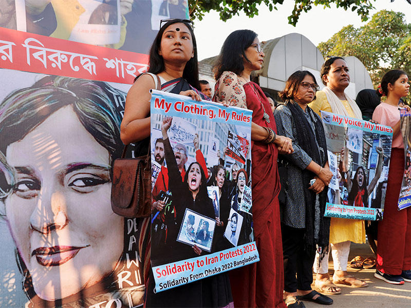 متظاهرون في العاصمة البنغلادشية أمس يتضامنون مع محتجي إيران (رويترز)