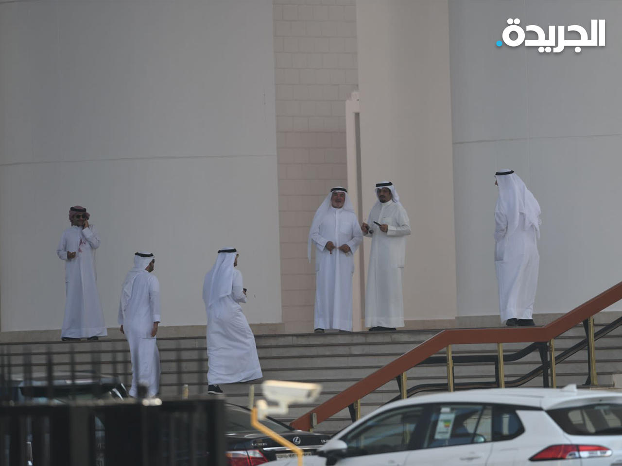 عدد من النواب لحظة وصولهم إلى مقر مجلس الأمة