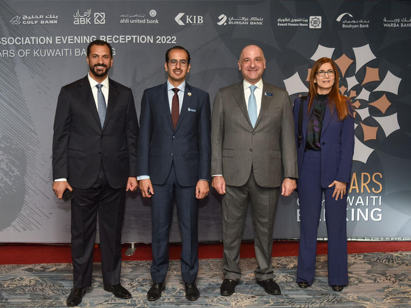 من اليمين: لمياء كرم ووليد مندني والشيخ أحمد الدعيج وأحمد الأمير