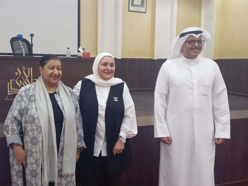 الكاتبة جميلة سيد مع عدد من الأدباء