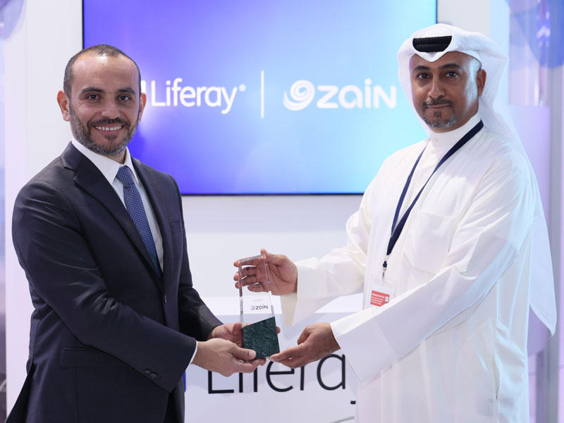 دعيج العود يتسلّم الجائزة من مسلم دالاتي