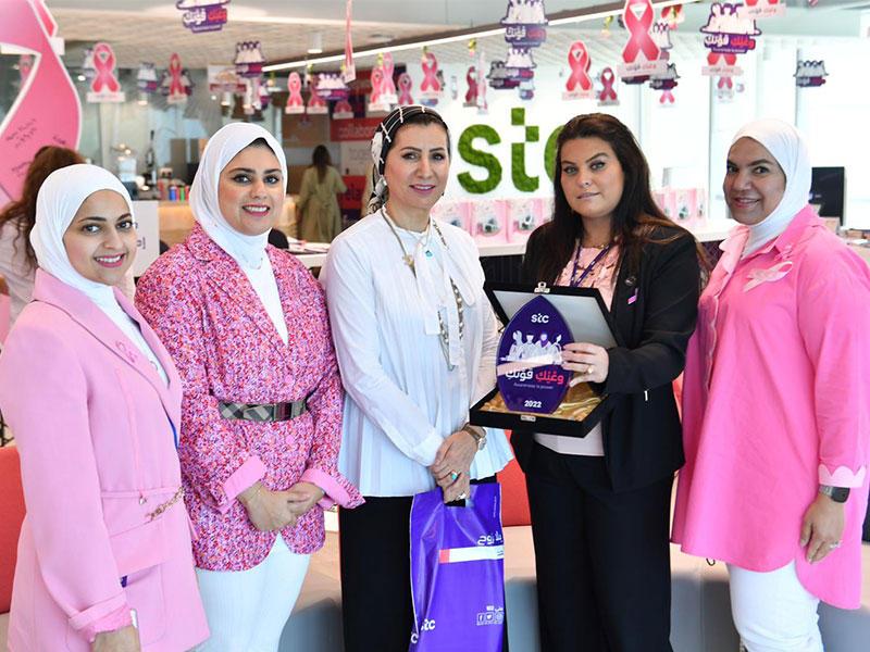 المديرة العامة لاتصالات الشركات في stc دانة الجاسم تقدم درع تكريم لنادية الشراح