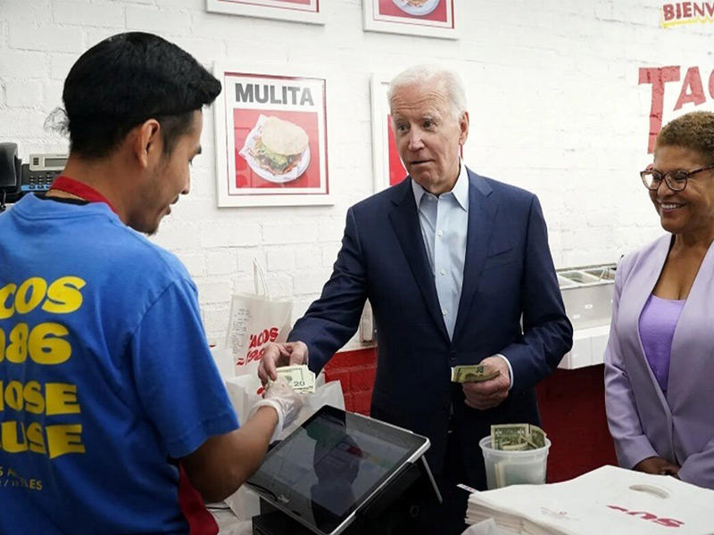 الرئيس الأميركي جو بايدن أثناء تواجده في مطعم «Tacos 1986»،