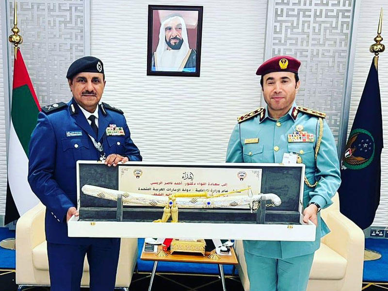 الشطي يتلقى هدية تذكارية من قيادي في الدفاع المدني الإماراتي