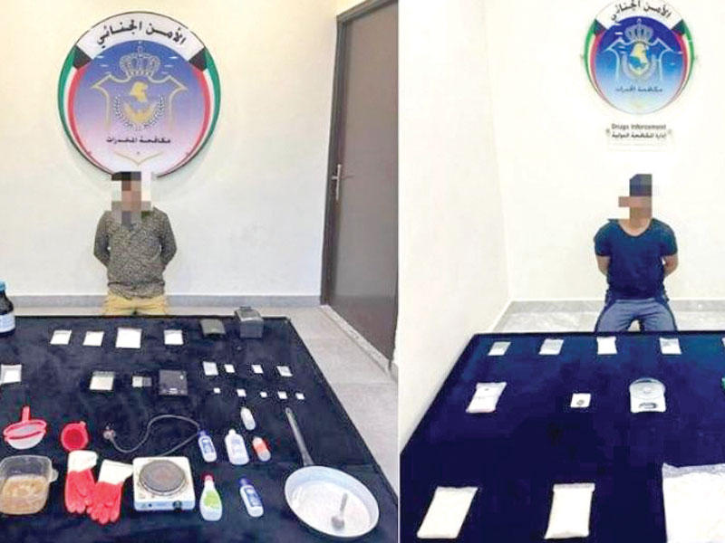 المتهمان وأمامهما المضبوطات