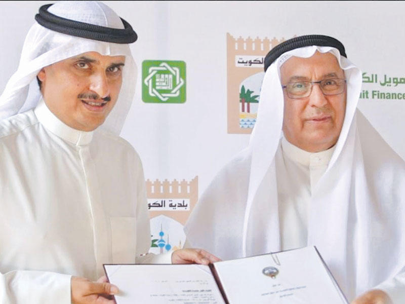 نائب رئيس مجلس الإدارة في «بيتك»، عبدالعزيز النفيسي والمدير العام للبلدية م. أحمد المنفوحي