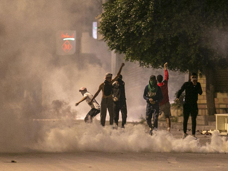مواجهات عنيفة لليلة الثانية على التوالي بين قوات الأمن ومئات المحتجين