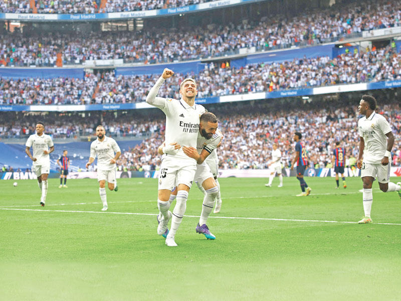 فرحة لاعبي ريال مدريد بالهدف الثاني في مرمى برشلونة