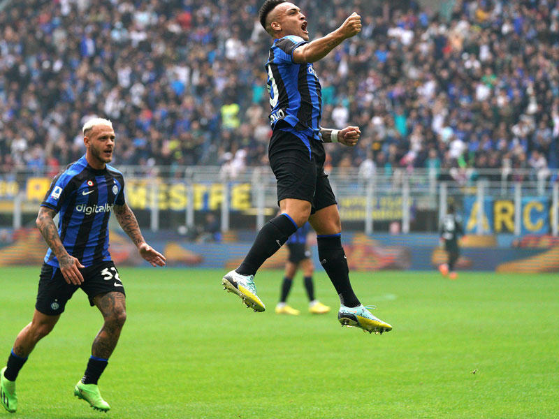 لاوتارو مارتينيز يحتفل بهدفه