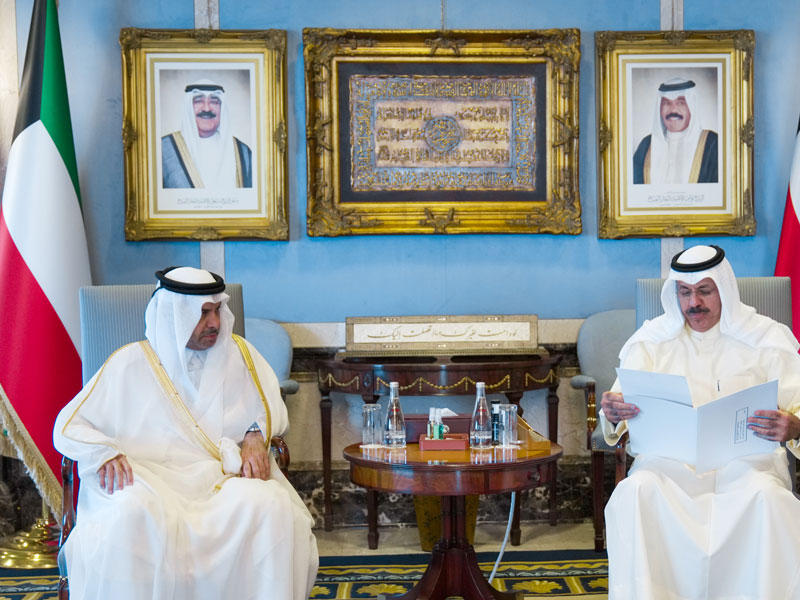 رئيس الوزراء يتسلم الدعوة من سفير قطر  