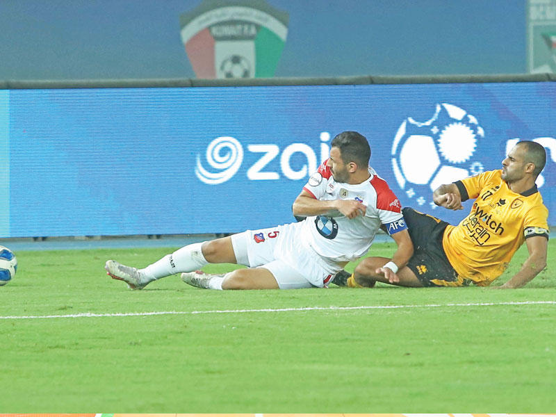 صراع على الكرة بين قائدي القادسية والكويت