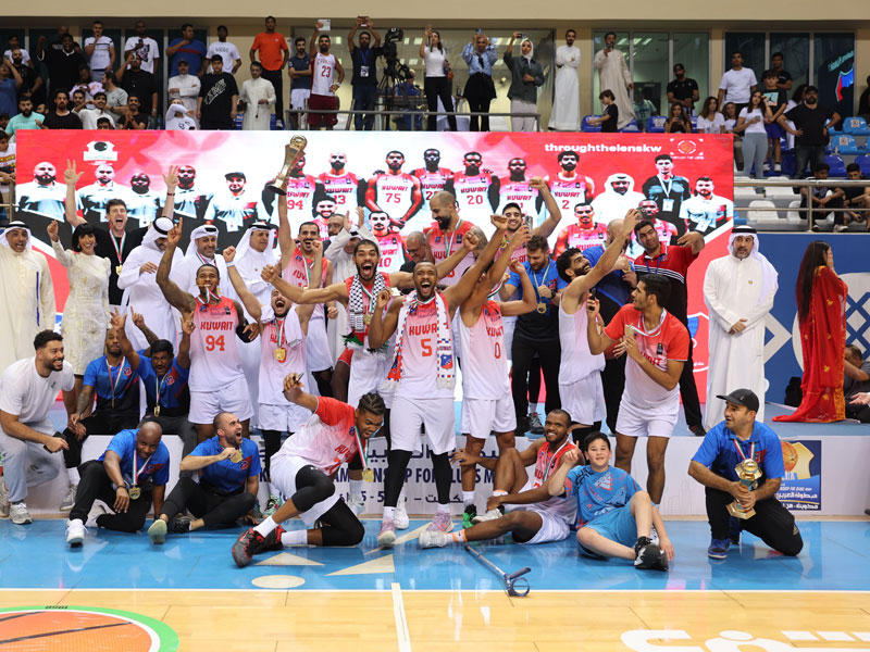 جانب من احتفال لاعبي نادي الكويت