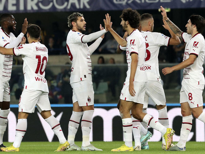 فرحة لاعبي ميلان بالهدف الأول في مرمى فيرونا 