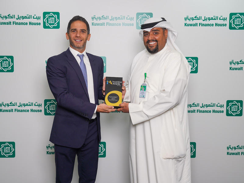 طلال العربيد وربيع فرحات يحتفلان بالفوز بالجائزة