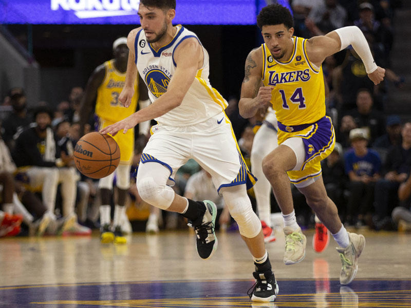 جانب من مباراة سابقة بين ليكرز وووريرز