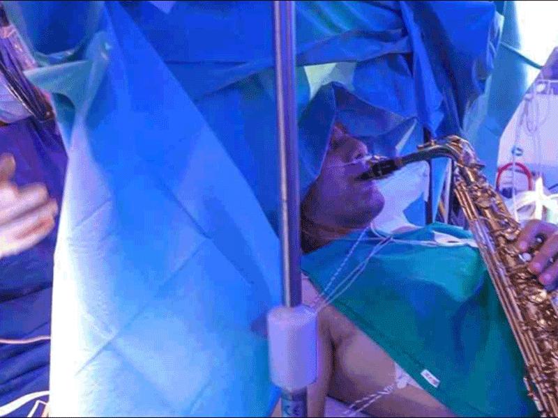 مريض ظلّ مستيقظاً أثناء العملية ويعزف على آلة الساكسفون