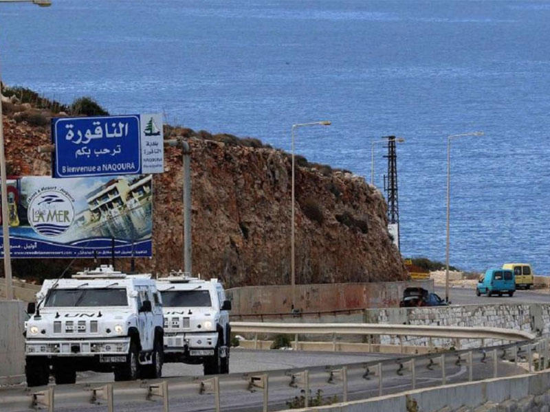 قوات حفظ السلام تجول شوارع لبنان بالقرب من الحدود البحرية في بلدة الناقورة