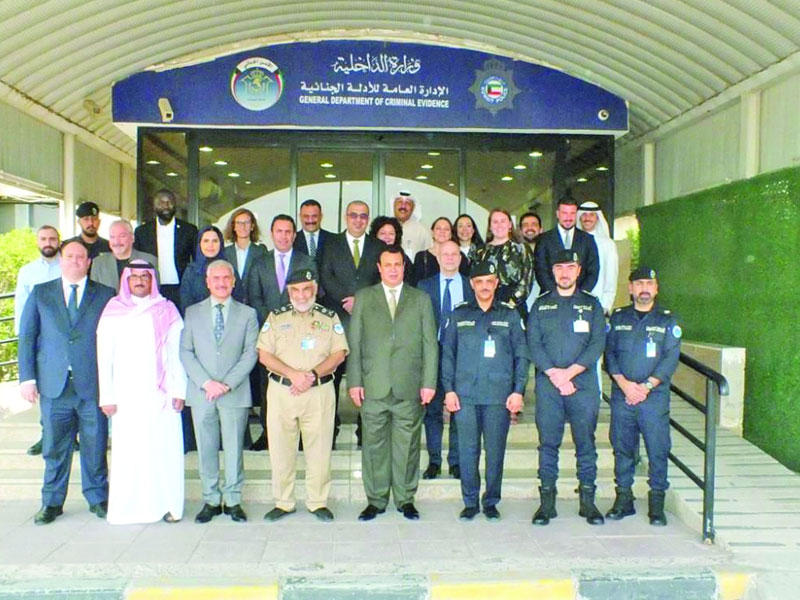  المدير العام للإدارة العامة للأدلة الجنائية، اللواء عيد العويهان متوسطاً وفد اللجنة الثلاثية المعنيّة بمتابعة ملف المفقودين الكويتيين