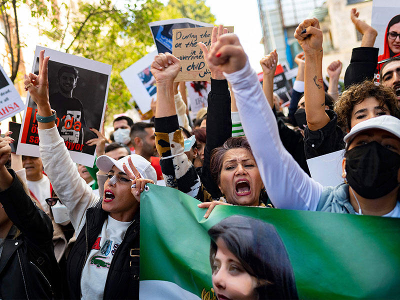 داعمون للاحتجاجات أمام القنصلية الإيرانية في إسطنبول أمس (أ ف ب)