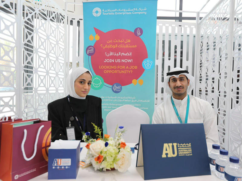 موظفو «المشروعات» خلال مشاركتهم في المعرض