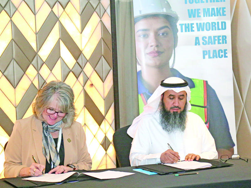 جانب من حفل التوقيع