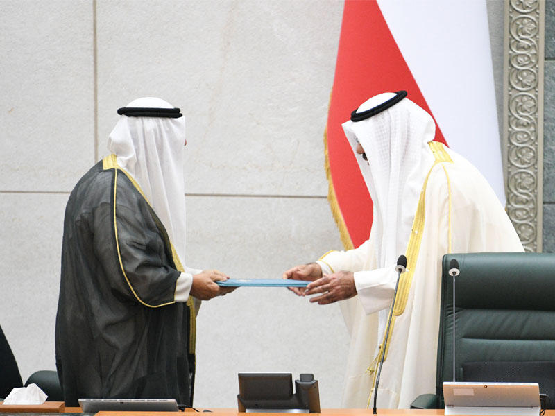 رئيس مجلس الوزراء سمو الشيخ أحمد نواف الأحمد الصباح يتسلم الخطاب الأميري من سمو نائب الأمير ولي العهد الشيخ مشعل الأحمد الصباح