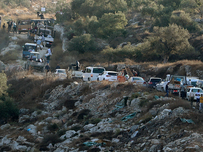 فلسطينيون عند حاجز أمني إسرائيلي شرق نابلس بالضفة الغربية المحتلة (أ ف ب)