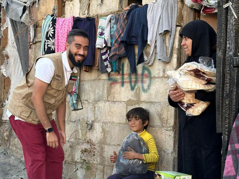 جانب من توزيع السلال الغذائية