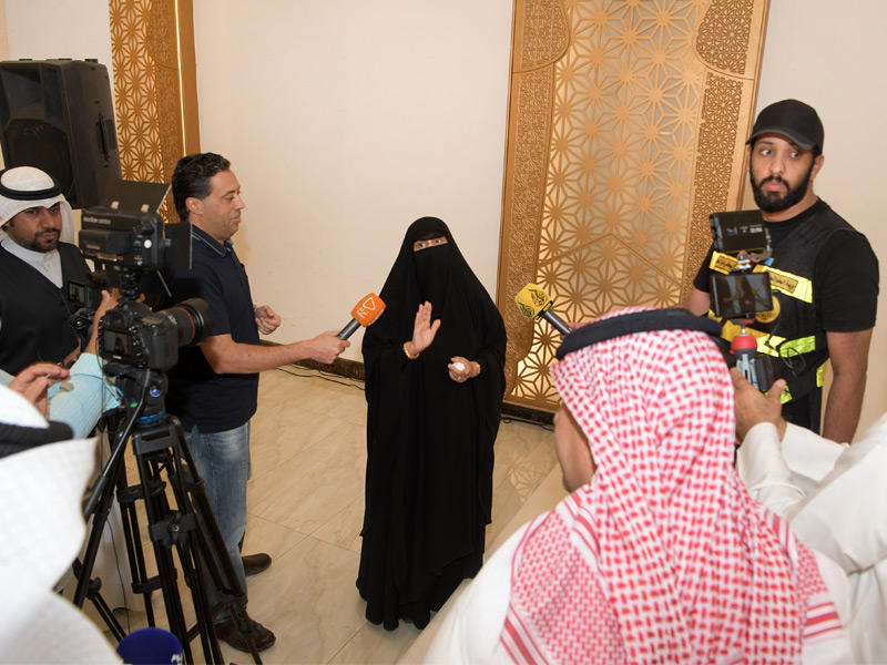 موضي متحدثة إلى وسائل الإعلام