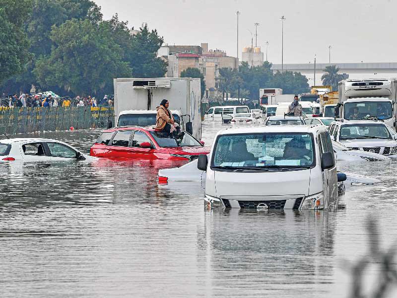 سيارات غارقة على طريق الدائري السادس بسبب غزارة الأمطار - أرشيف