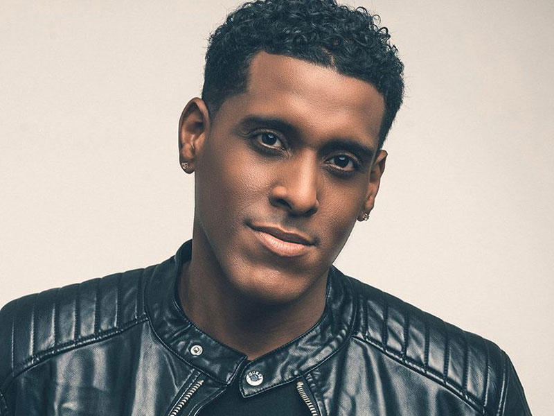  المغني ميكايل بنجامان