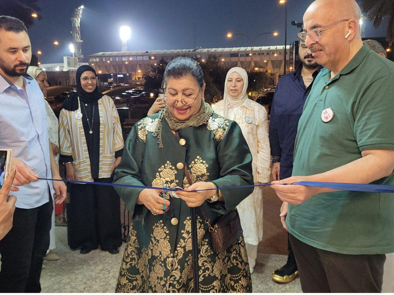 أمينة سر رابطة الأدباء الكويتيين أمل عبدالله تقص شريط الافتتاح
