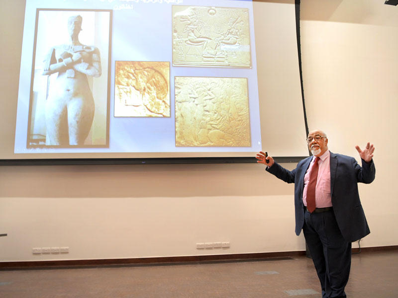 سعيد متحدثاً خلال المحاضرة