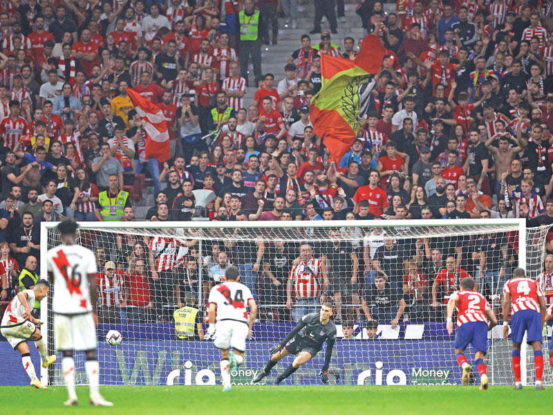 فالكاو نجم رايو فايكانو يسدد ركلة الجزاء ويحرز هدف فريقه