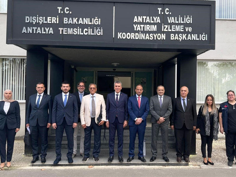 محمد الفارس مع مسؤولي الهلال الأحمر الكويتي والتركي خلال اجتماع عمل في أنطاليا