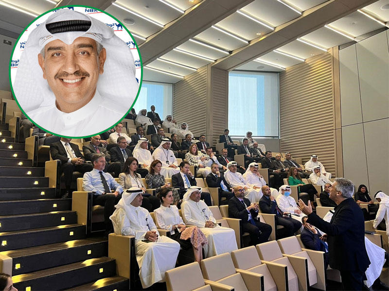 جانب من المحاضرة وفي الإطار يظهر  المدير العام للموارد البشرية لمجموعة الوطني عماد العبلاني