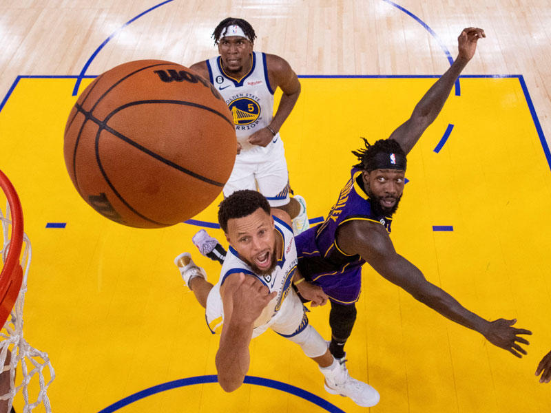 كوري نجم غولدن ستايت يسجل في سلة ليكرز