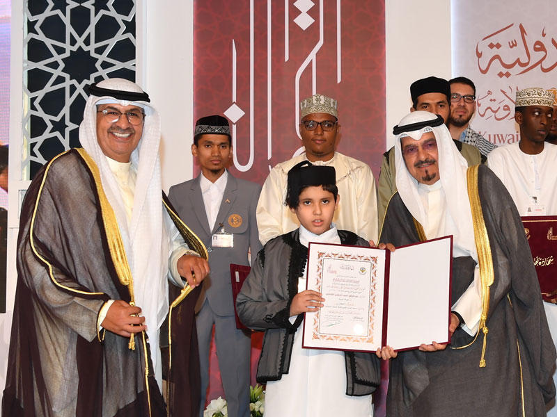 ممثل الأمير يكرّم أحد الفائزين