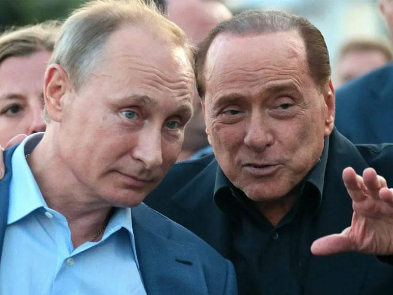 رئيس الوزراء الايطالي السابق سيلفيو برلوسكوني مع الرئيس الروسي فلاديمير بوتين
