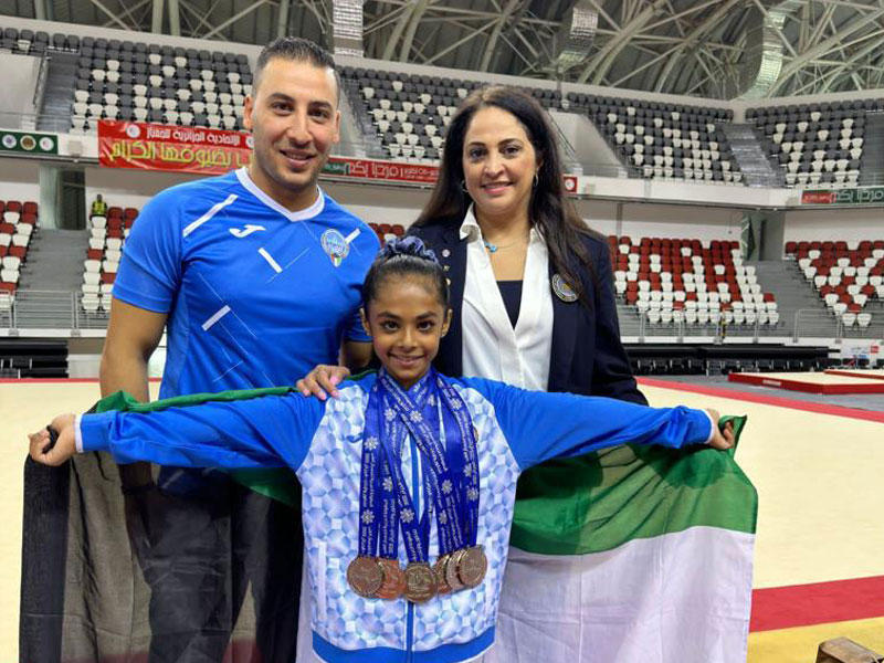 البطلة النما محتفلة مع رباب الحارس والمدرب فراج