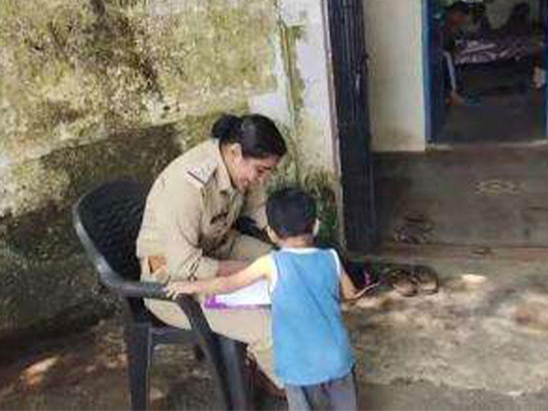 طفل توجه إلى مركز الشرطة لتقديم شكوى ضد والدته لعدم السماح له بتناول الشوكولاتة