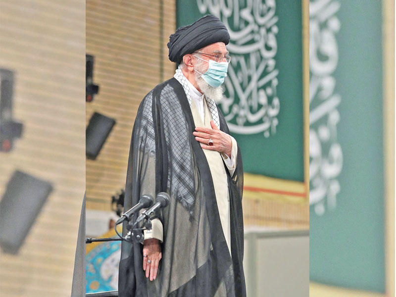 المرشد الأعلى الإيراني خلال لقاء عام أمس (أ ف ب)