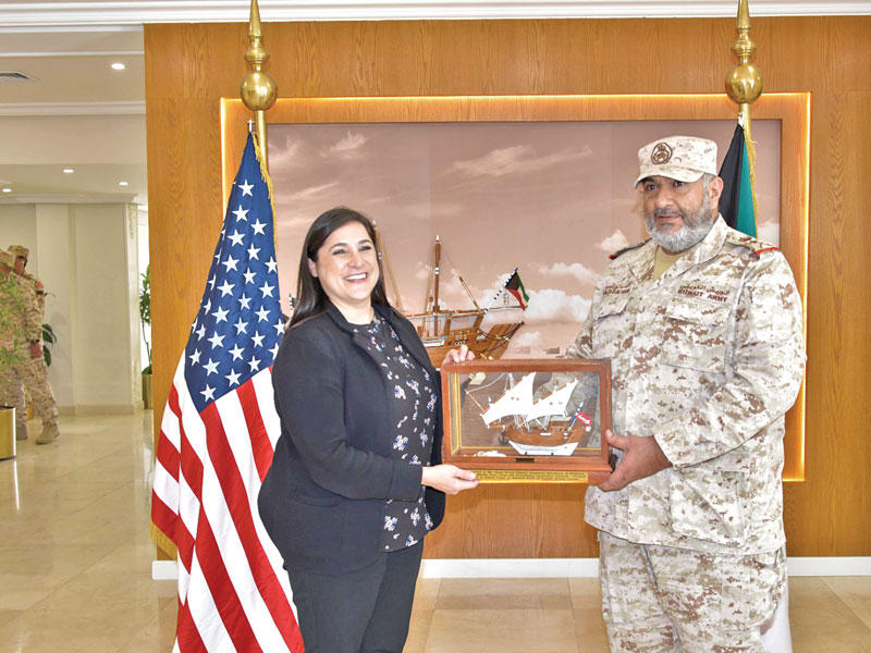رئيس الأركان العامة للجيش الفريق الركن خالد الصالح يقدّم درعاً تذكارية للمسؤولة الأميركية