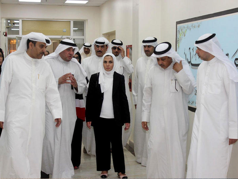 البغلي خلال زيارتها «دور الرعاية يرافقها وكيل الوزارة ومدير إدارة الحضانة العائلية.