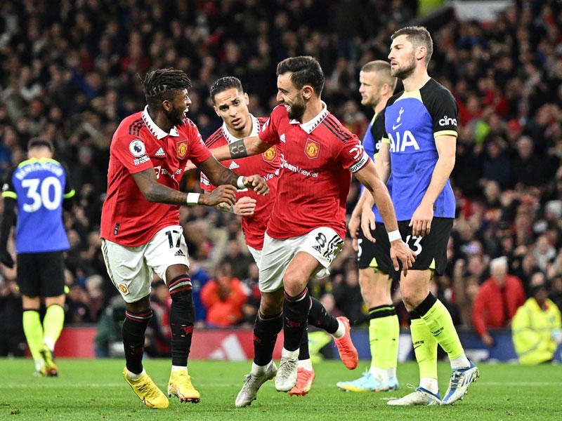 برونو فرنانديش نجم مان يونايتد يحتفل بهدفه