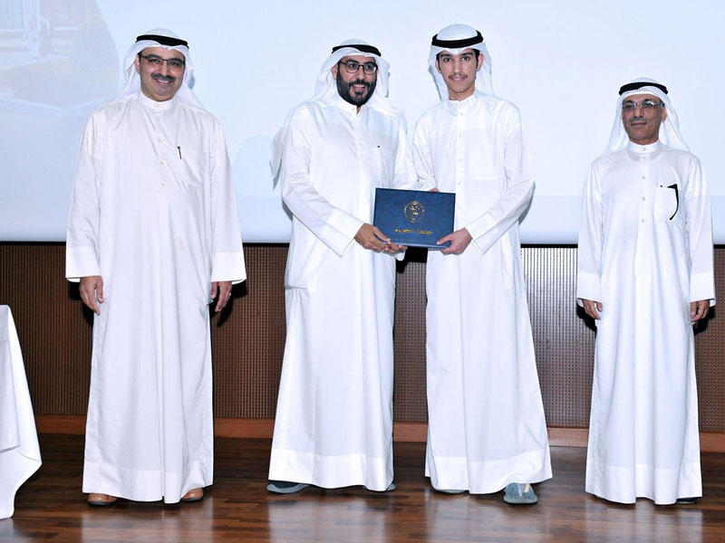 عميد كلية الهندسة والبترول، د. عايد سلمان يكرم احد الطلبة 