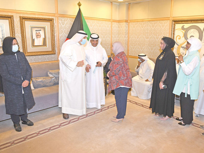 العوضي خلال استقباله المهنئين 