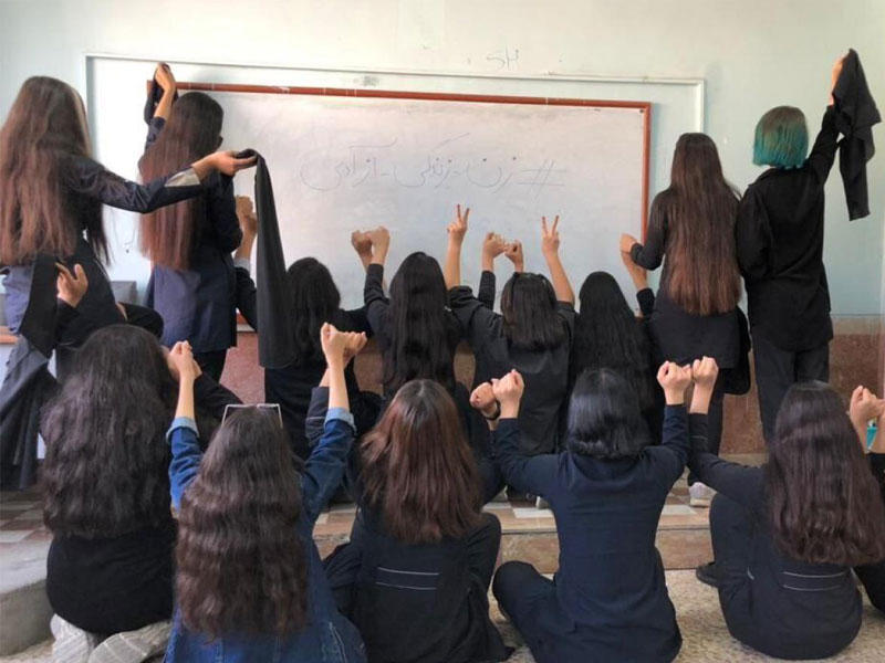 طالبات إيرانيات يعبرن عن رفضهن بخلع غطاء الرأس داخل أحد الفصول المدرسية