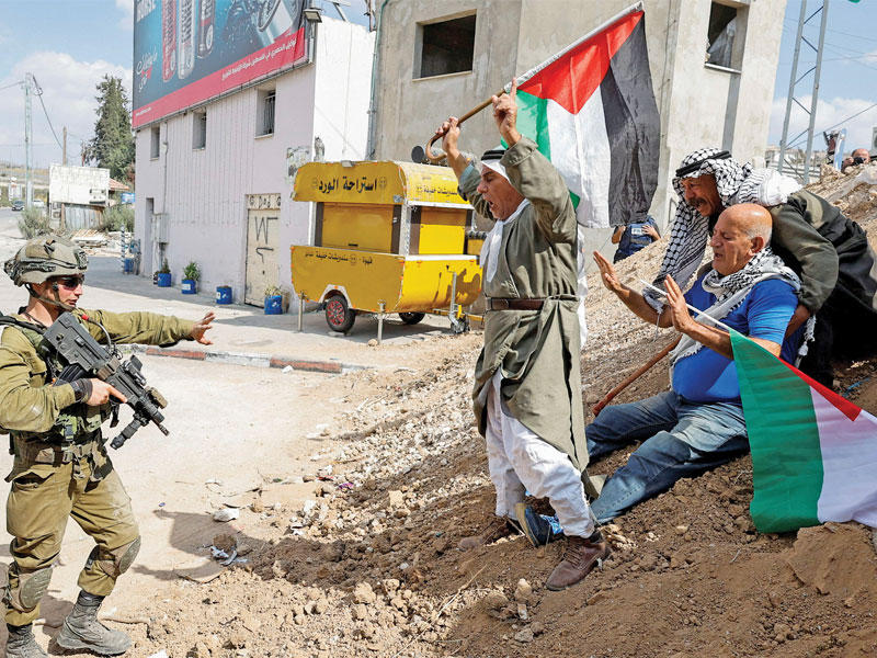 جانب من المواجهات في  نابلس (رويترز)